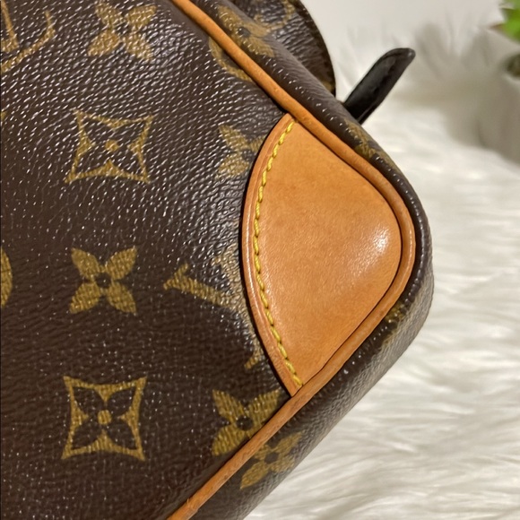 Louis Vuitton Danube Crossbody - Picture 8 of 16